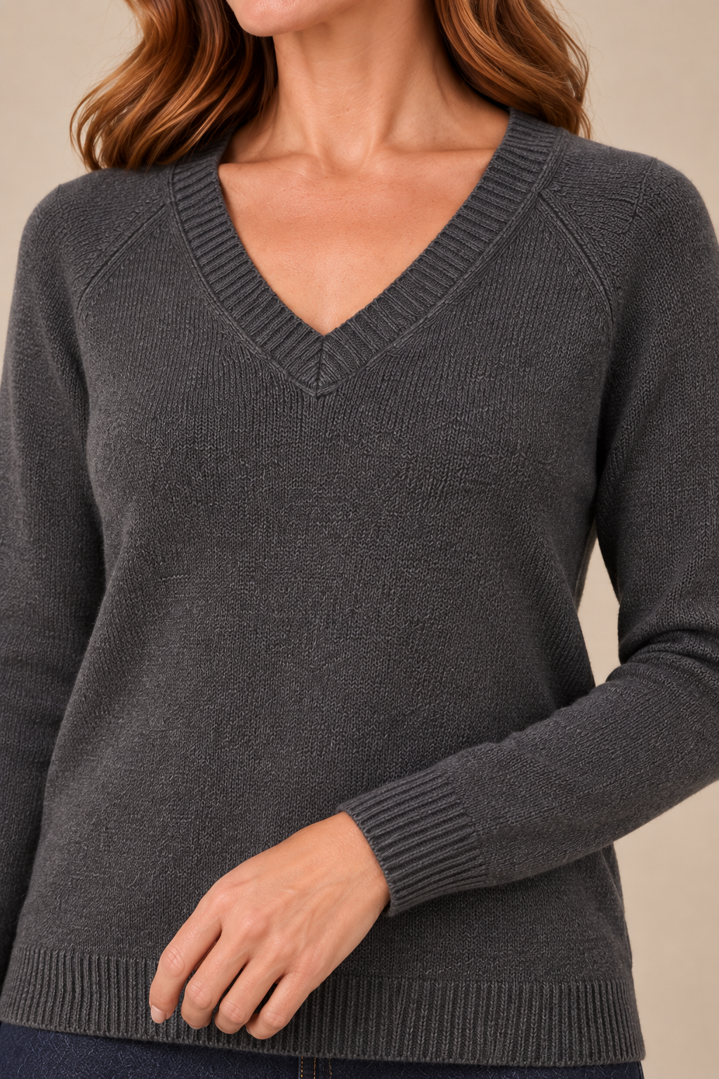 Le chandail en tricot à encolure en V