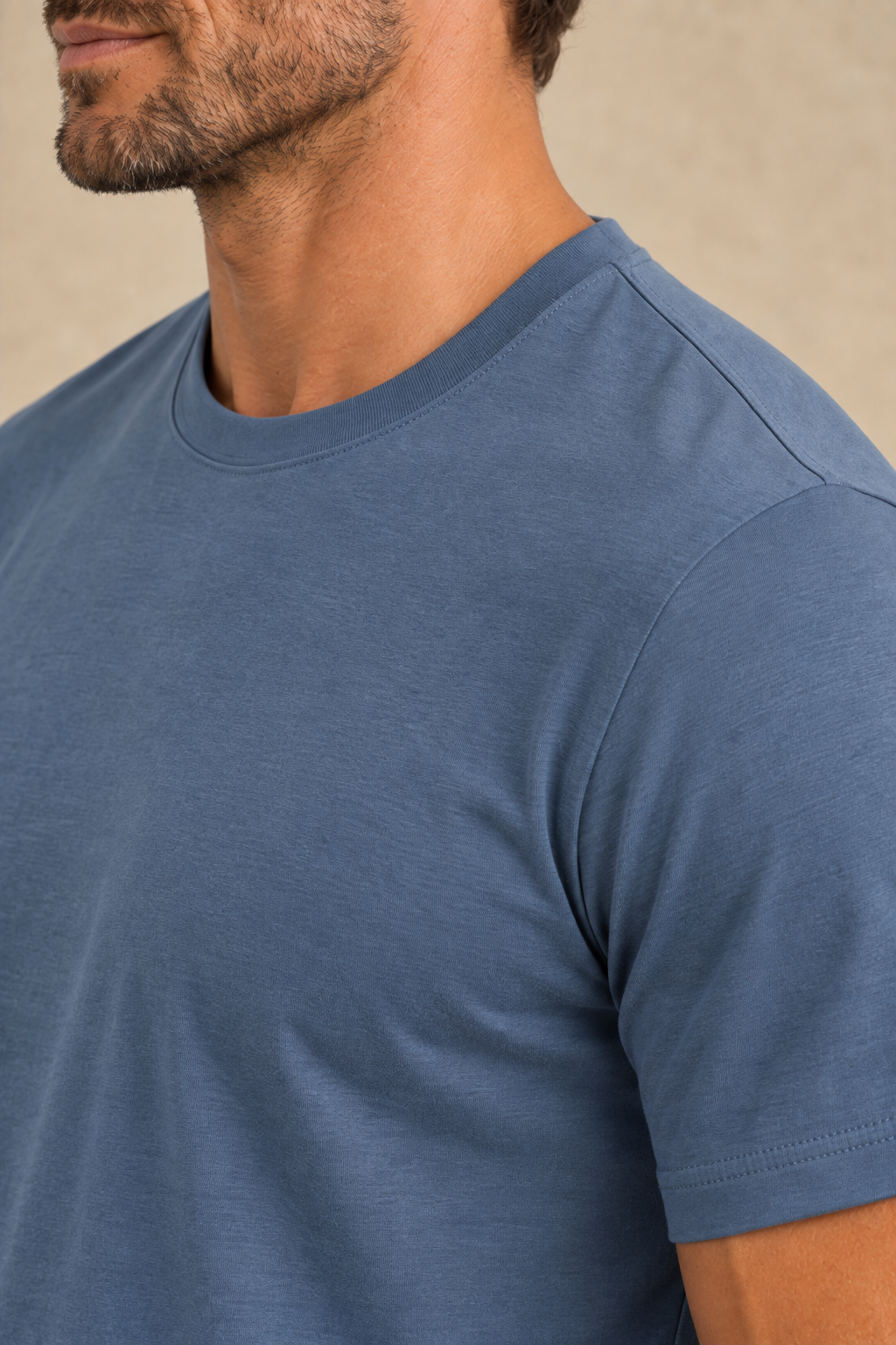 Le t-shirt uni à col rond