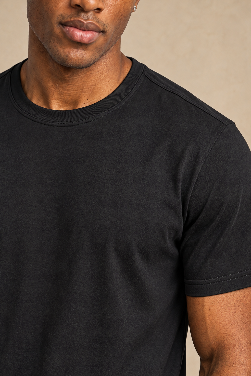 Le t-shirt uni à col rond