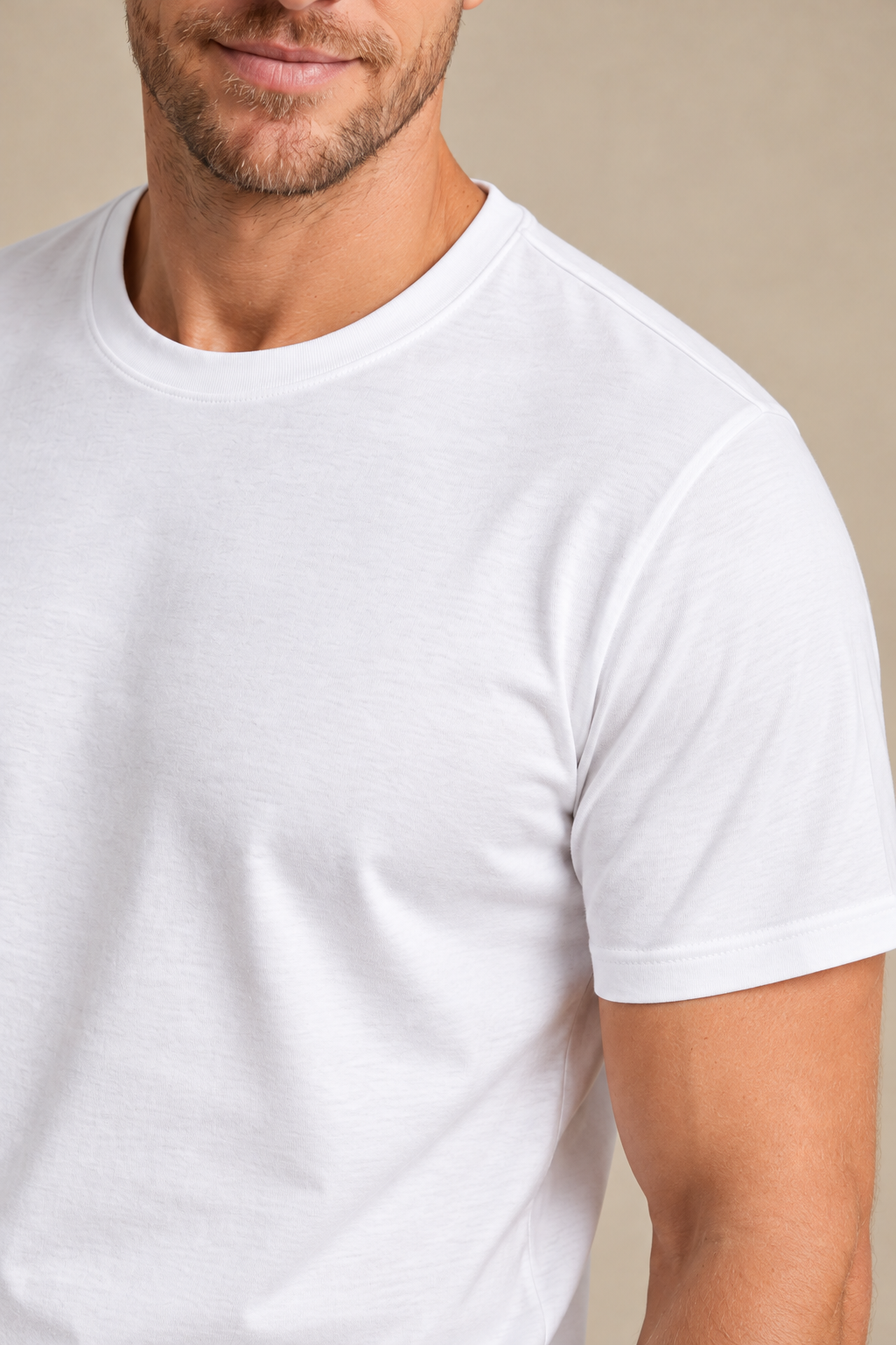 Le t-shirt uni à col rond