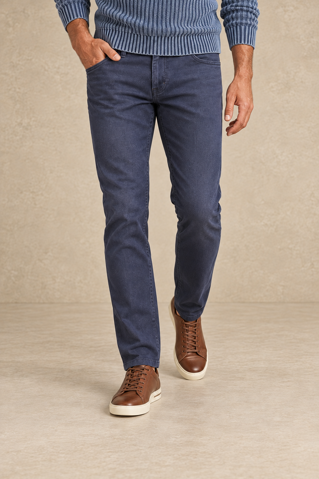 Le pantalon extensible style chino