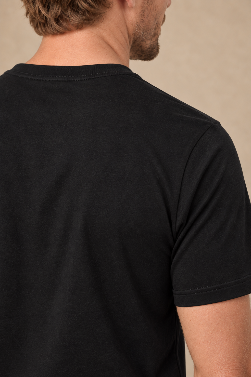 Le t-shirt uni à col rond