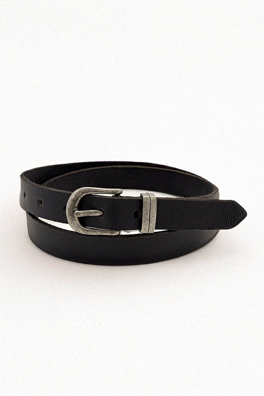 La ceinture en cuir mince avec double passant en métal