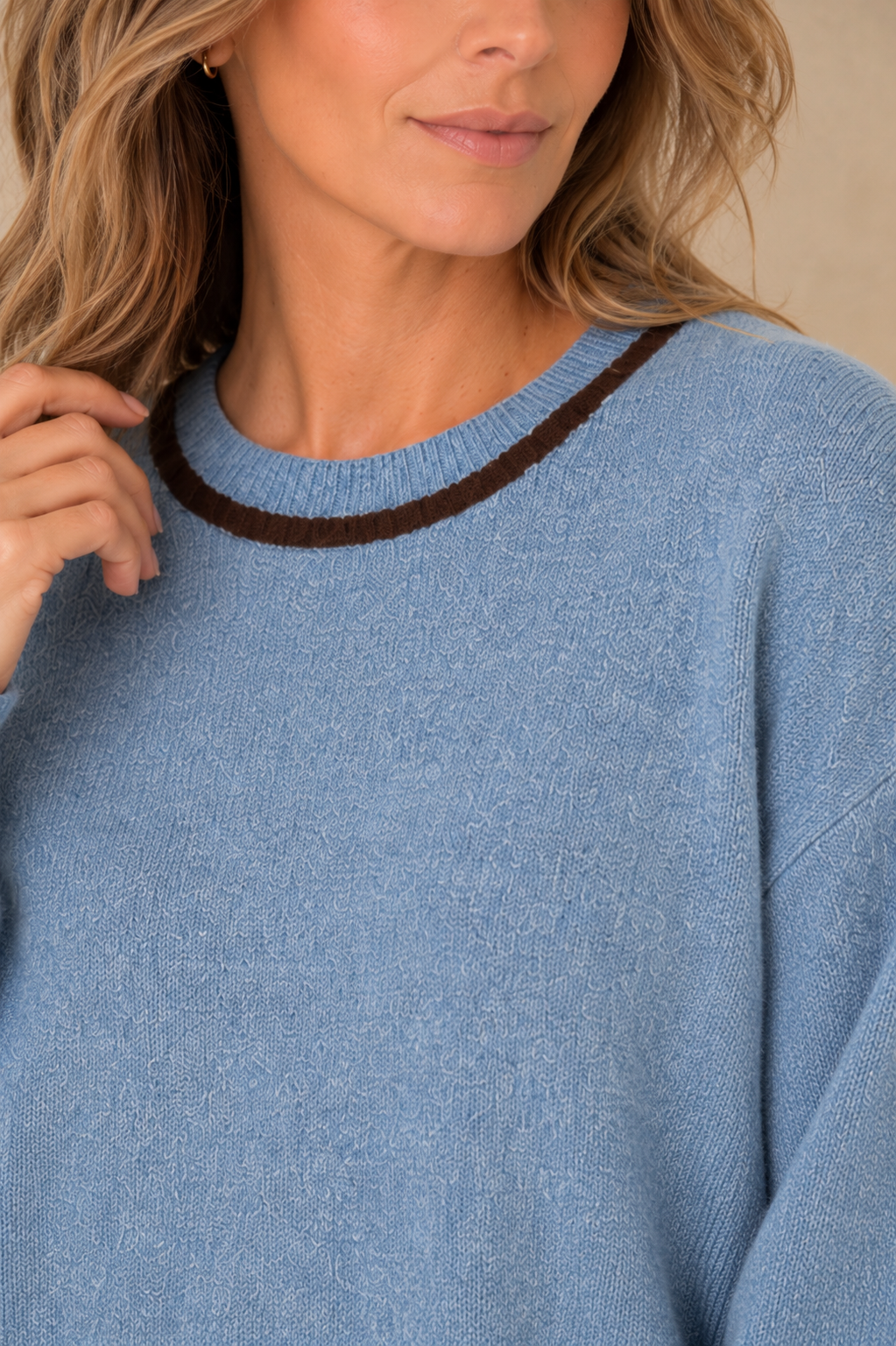 La chandail en tricot essentiel