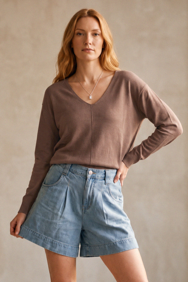 Le chandail col en V rose taupe