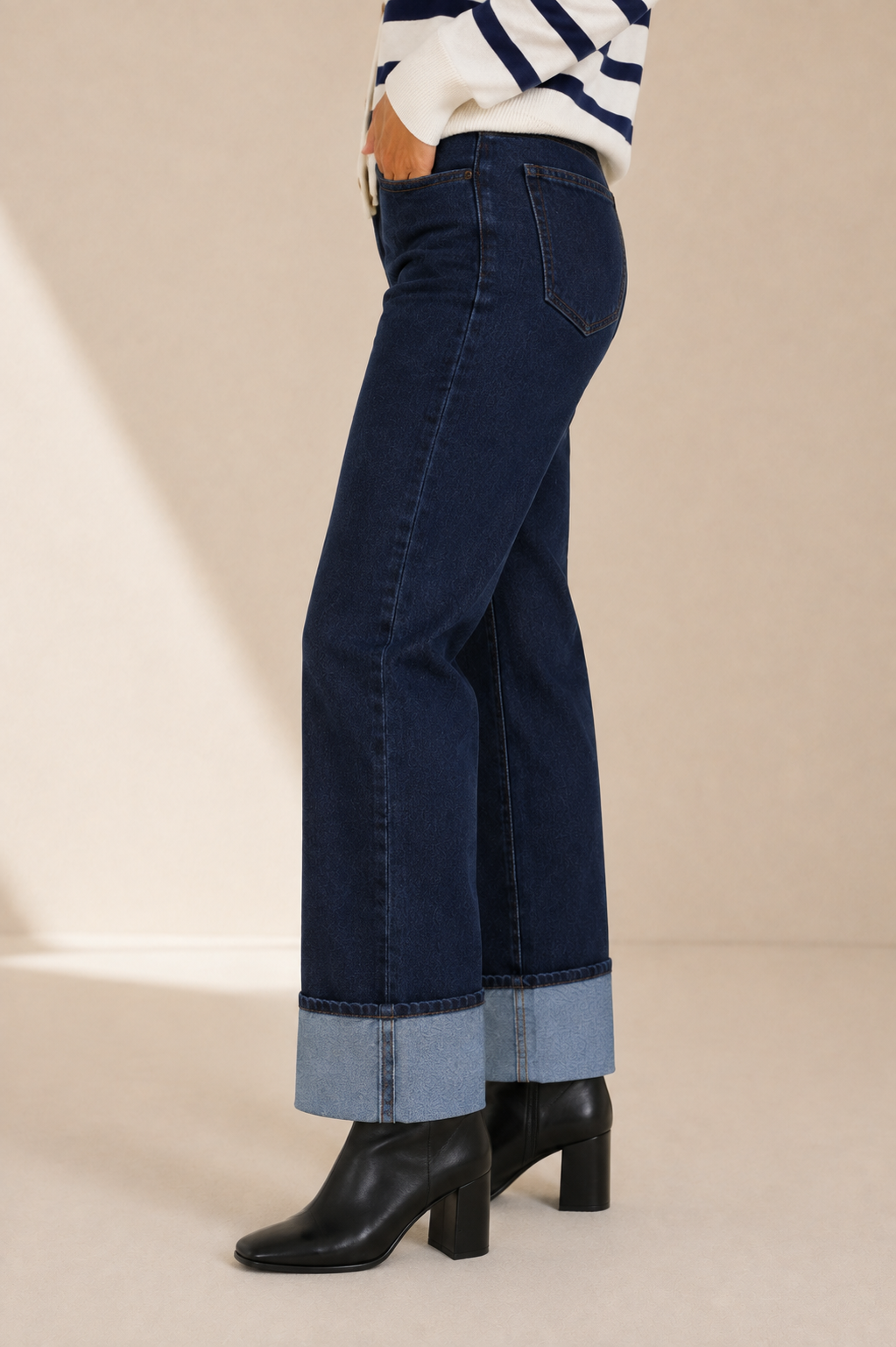 Le jean droit foncé à revers