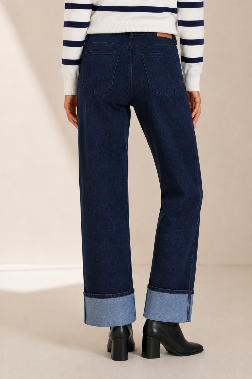 Le jean droit foncé à revers