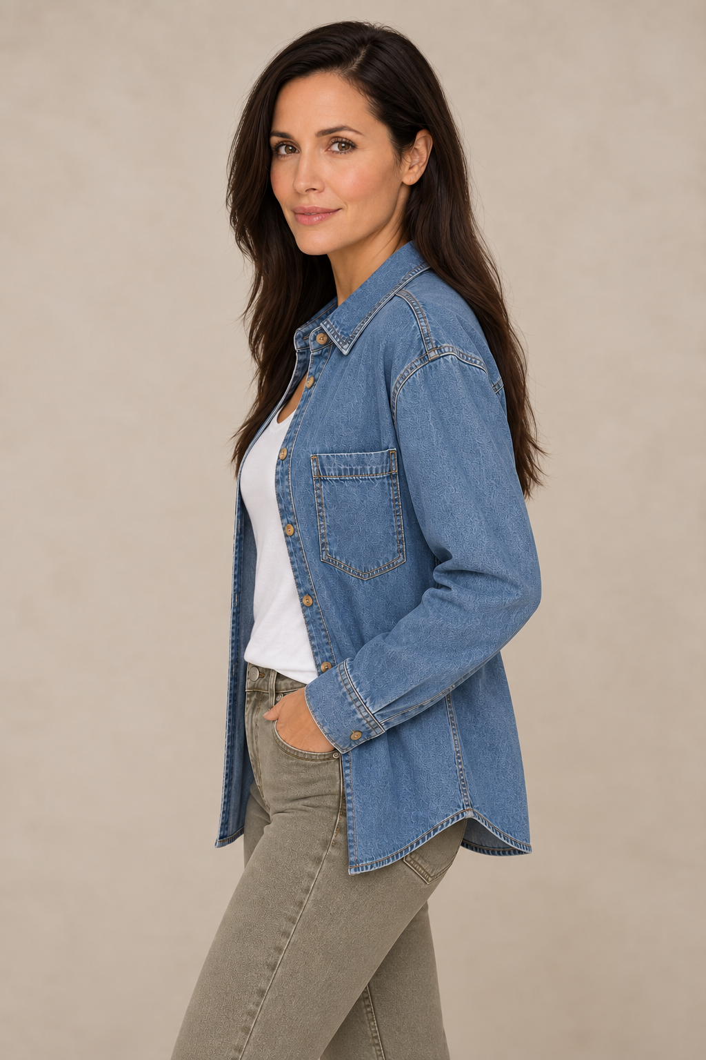 La chemise en denim délavé
