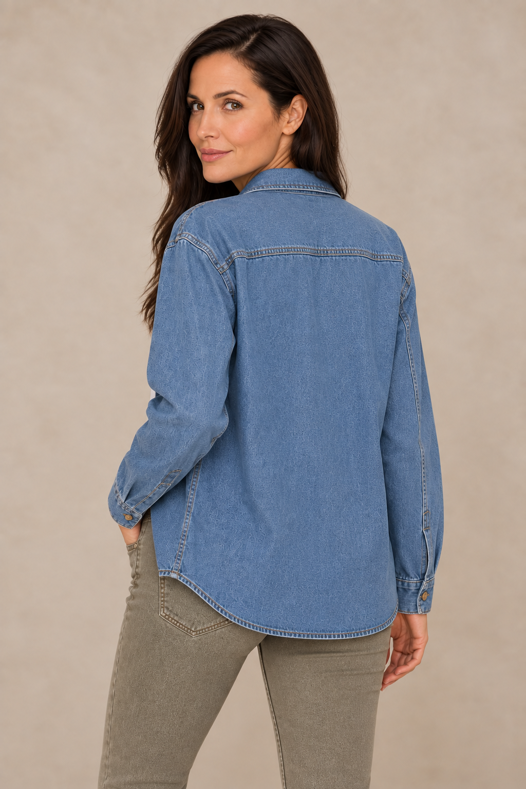 La chemise en denim délavé