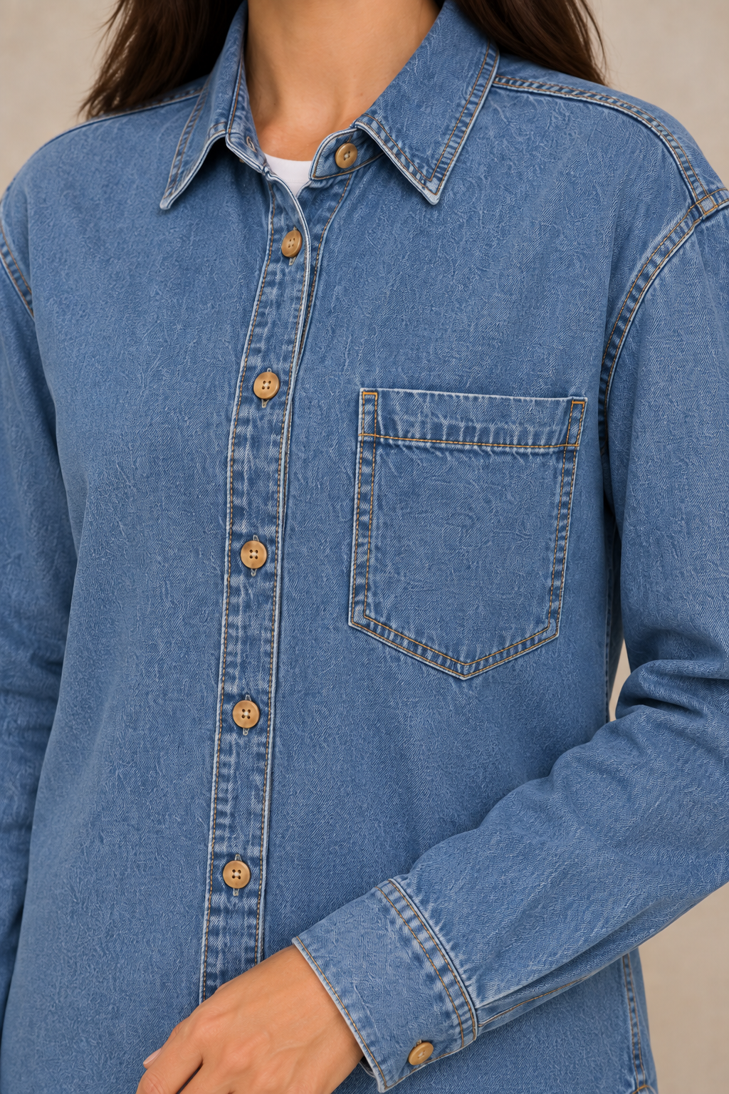 La chemise en denim délavé