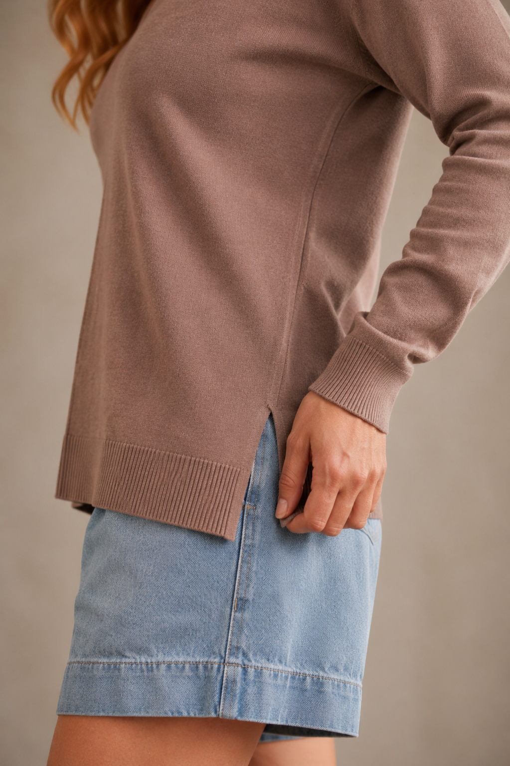 Le chandail col en V rose taupe