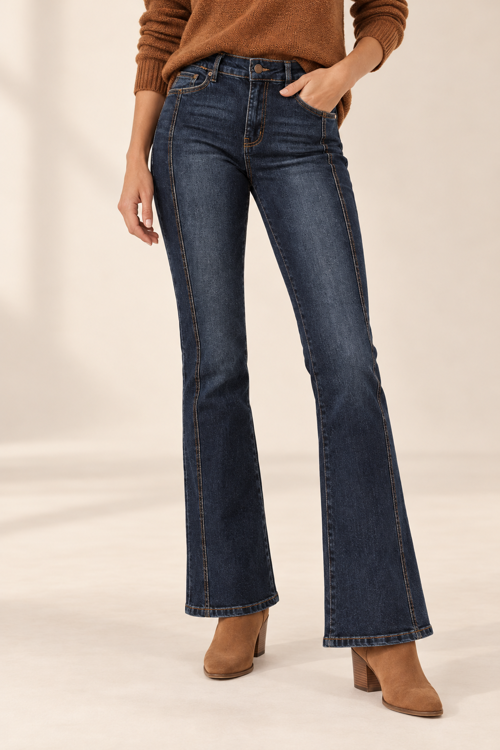 Le jean évasé à coutures apparentes
