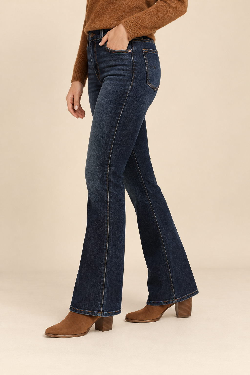 Le jean évasé à coutures apparentes