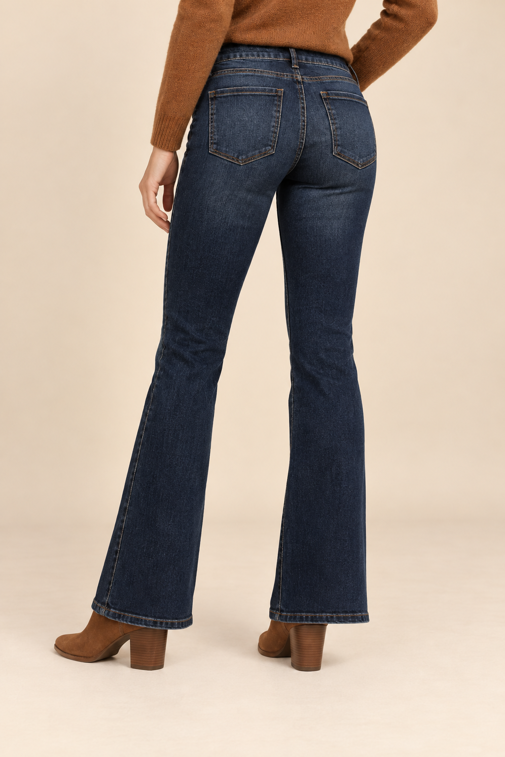 Le jean évasé à coutures apparentes
