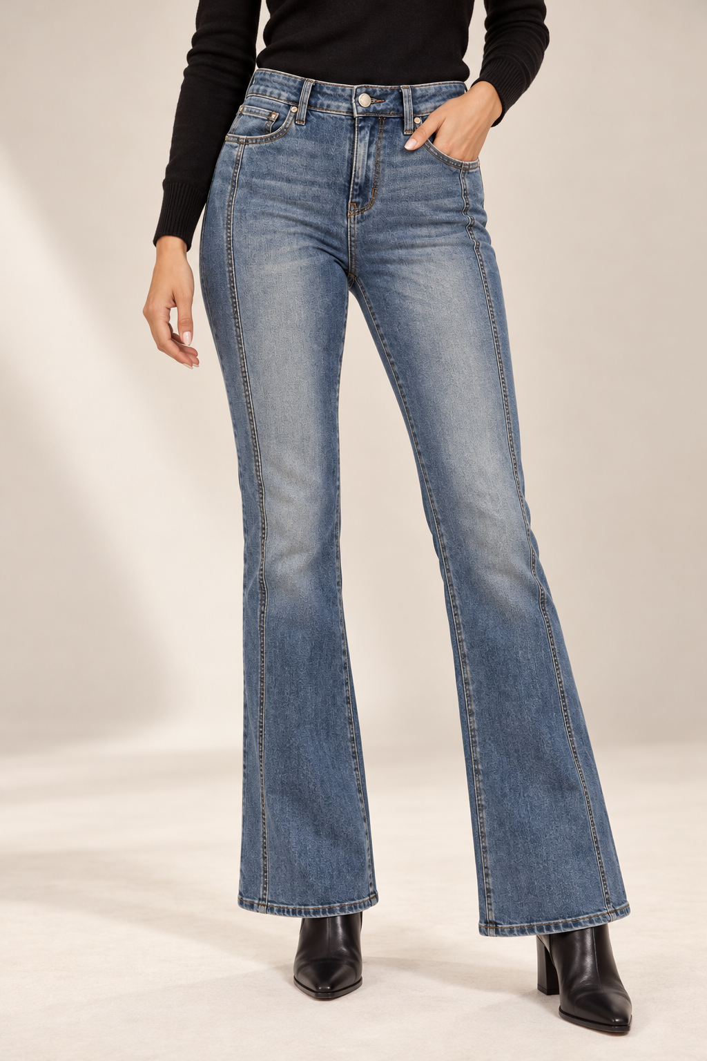 Le jean évasé à coutures apparentes