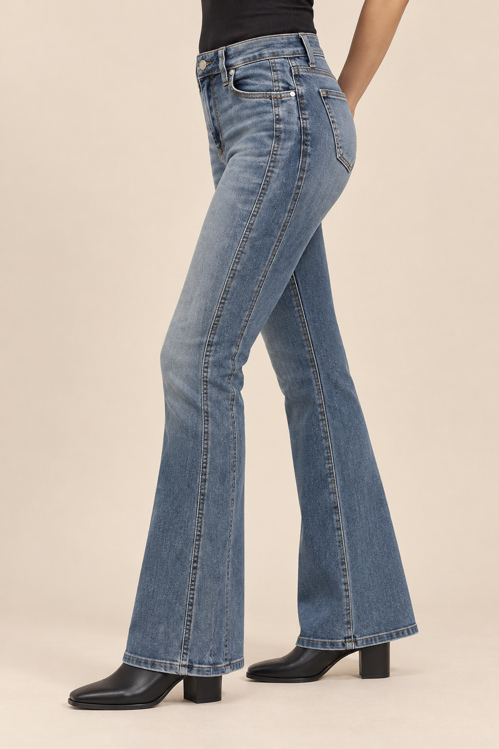Le jean évasé à coutures apparentes