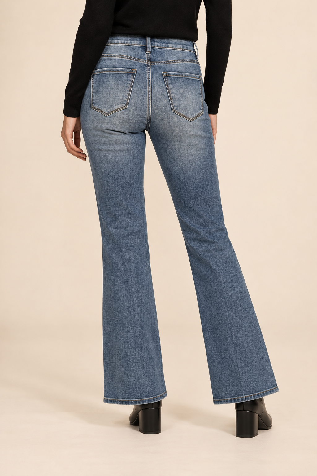 Le jean évasé à coutures apparentes