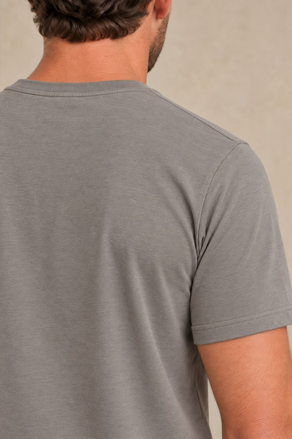 Le t-shirt uni à col rond
