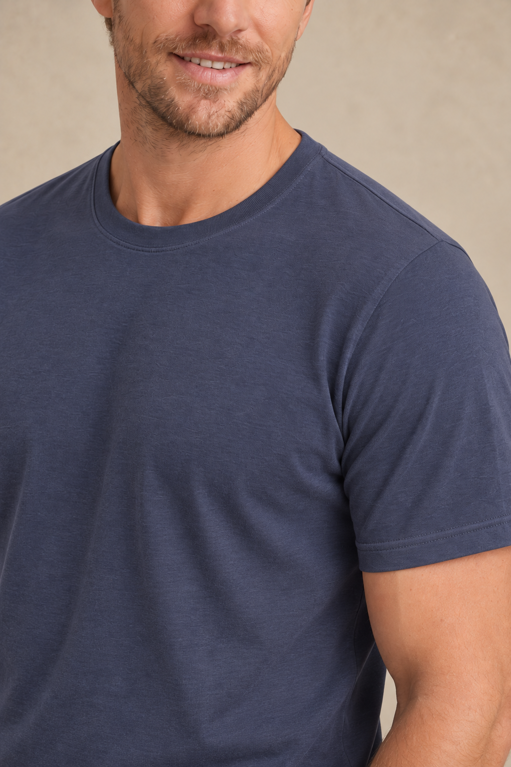 Le t-shirt uni à col rond