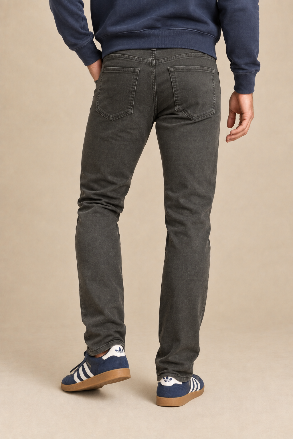 Le pantalon coupe classique de Projek Raw