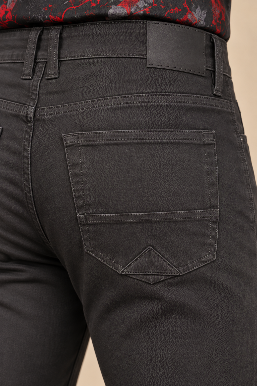 Le pantalon étroit extensible