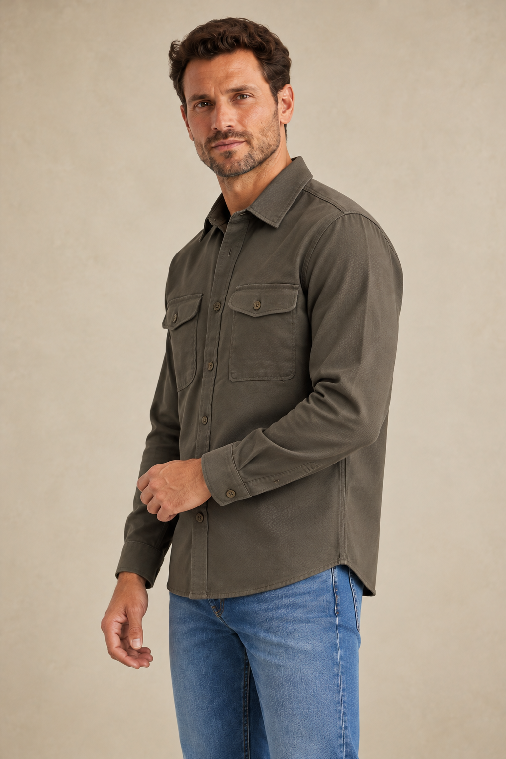 La chemise décontractée délavée.