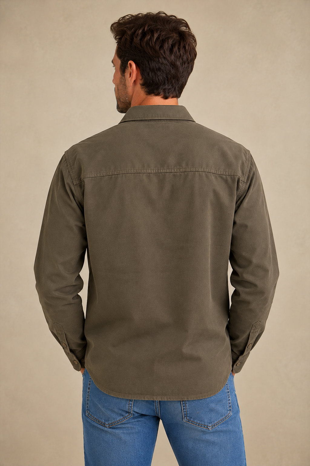 La chemise décontractée délavée.