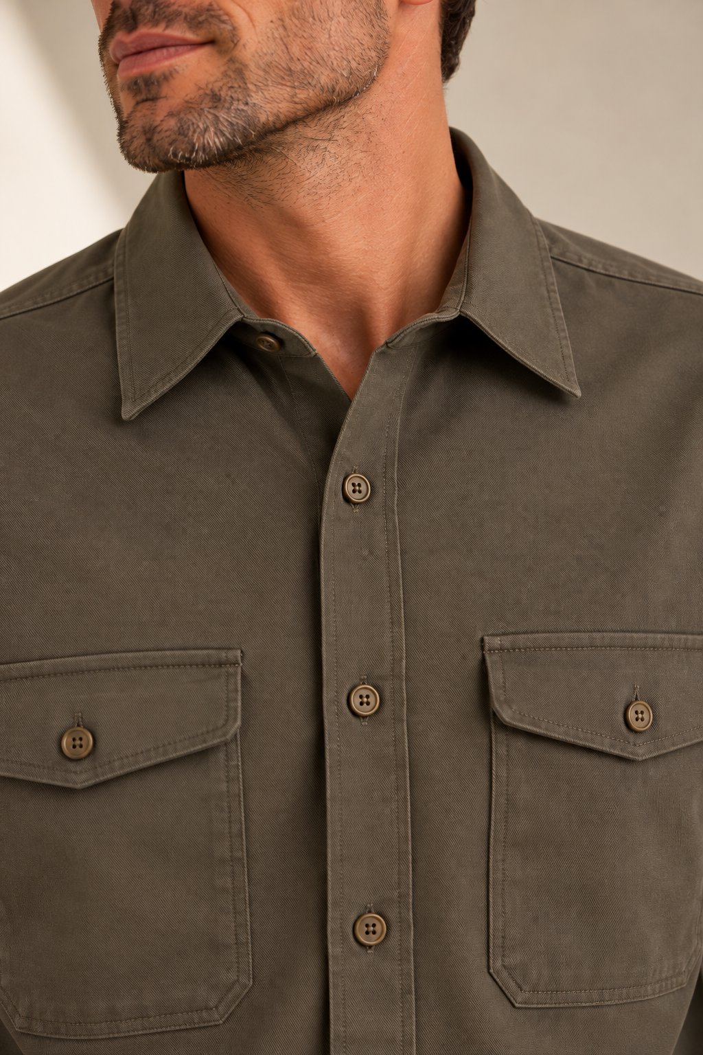 La chemise décontractée délavée.