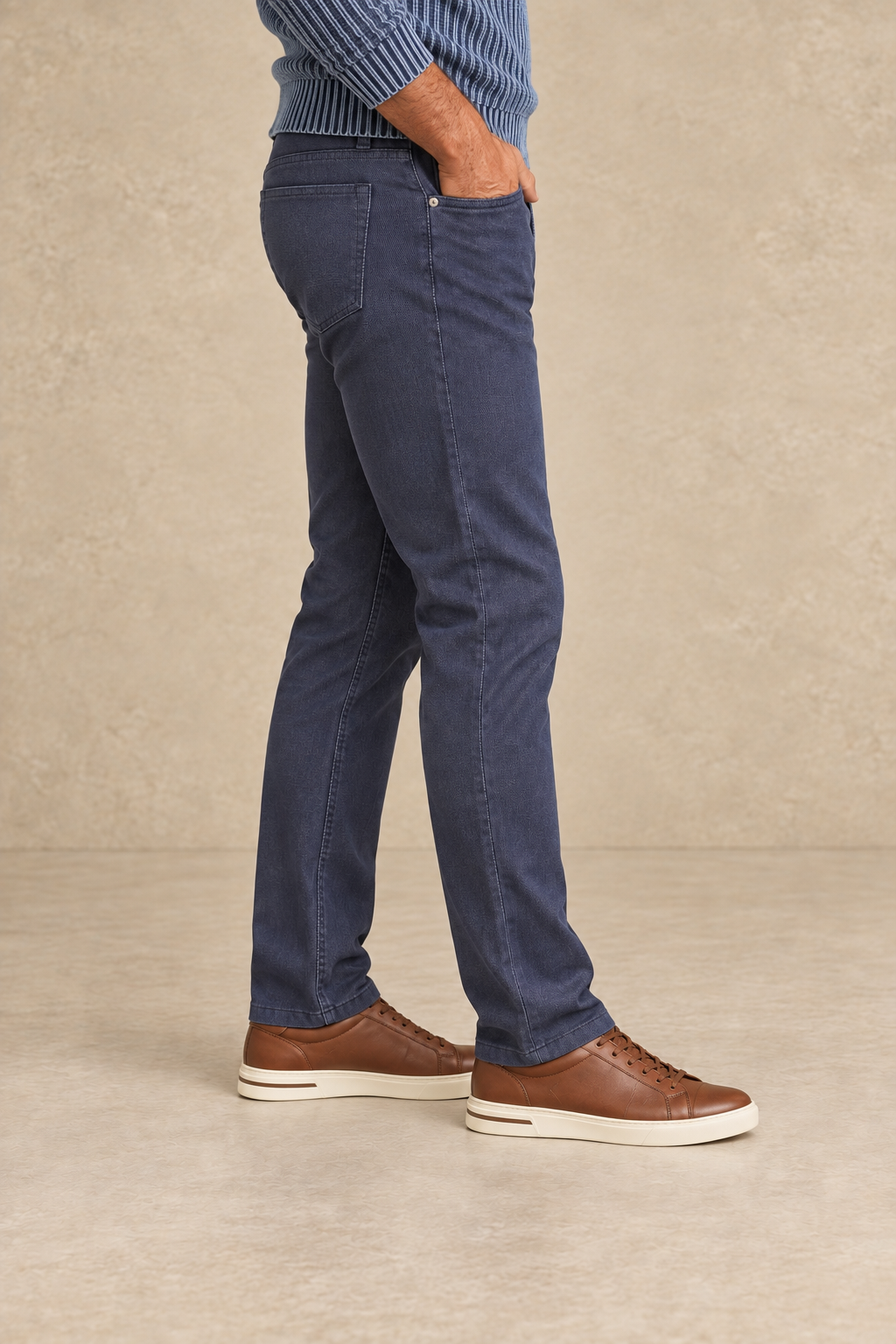 Le pantalon extensible style chino