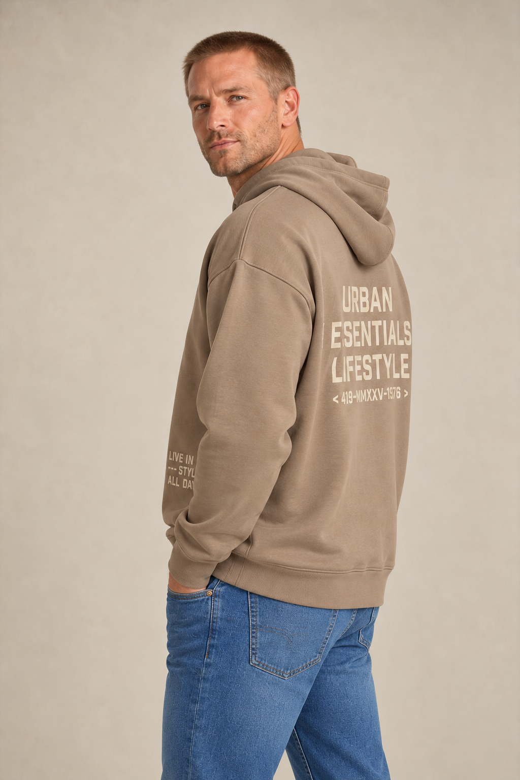 Le hoodie noir à imprimé graphique