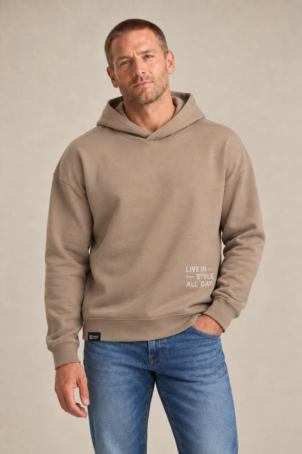 Le hoodie noir à imprimé graphique