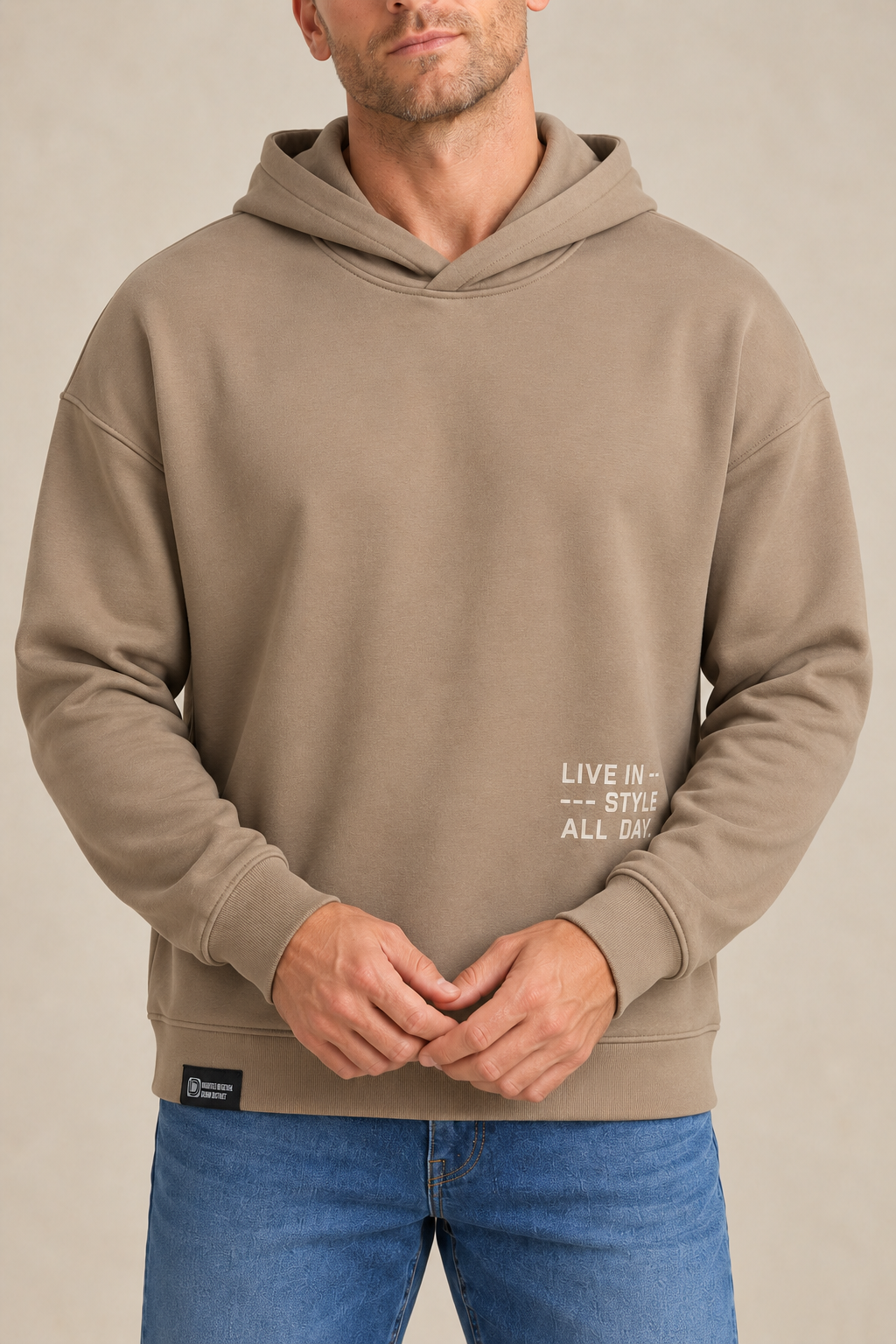 Le hoodie noir à imprimé graphique