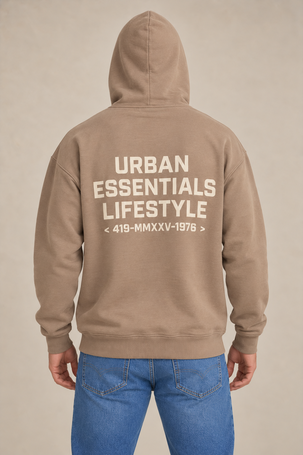 Le hoodie noir à imprimé graphique