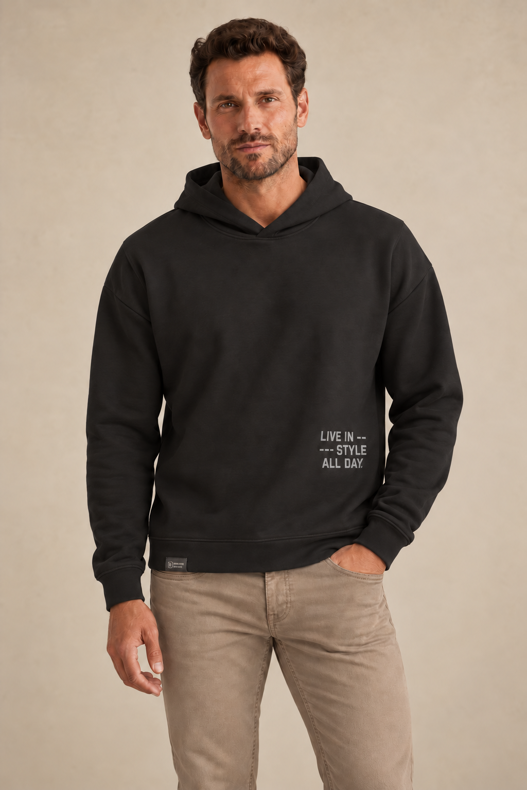 Le hoodie noir à imprimé graphique
