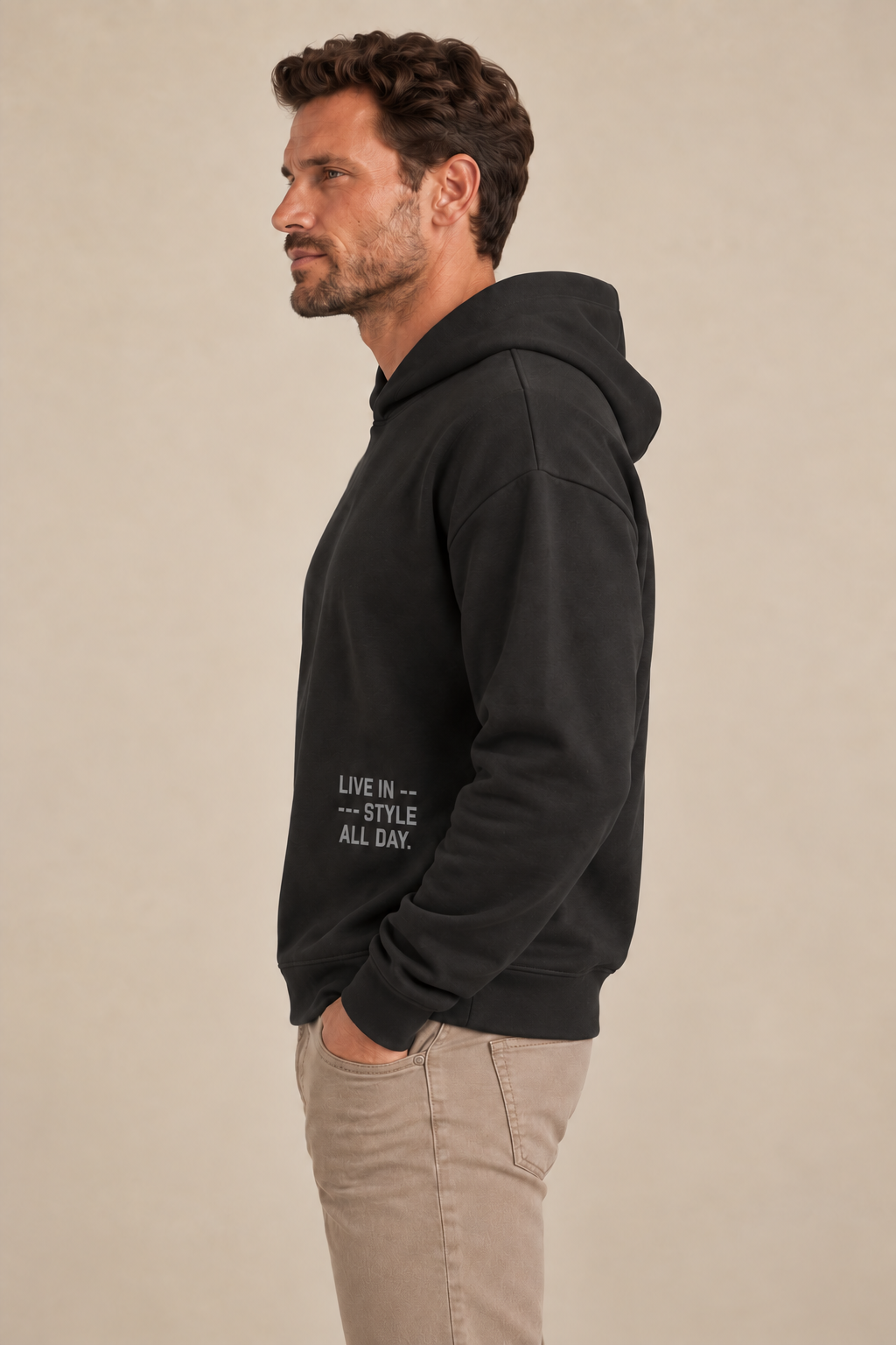 Le hoodie noir à imprimé graphique