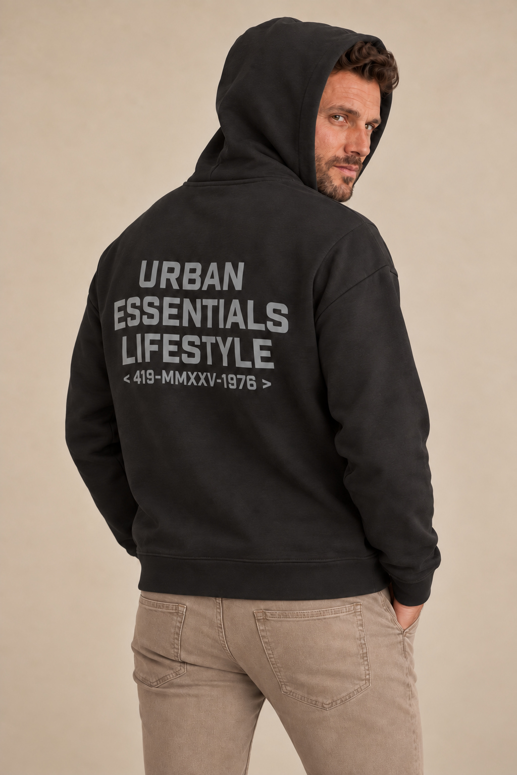 Le hoodie noir à imprimé graphique