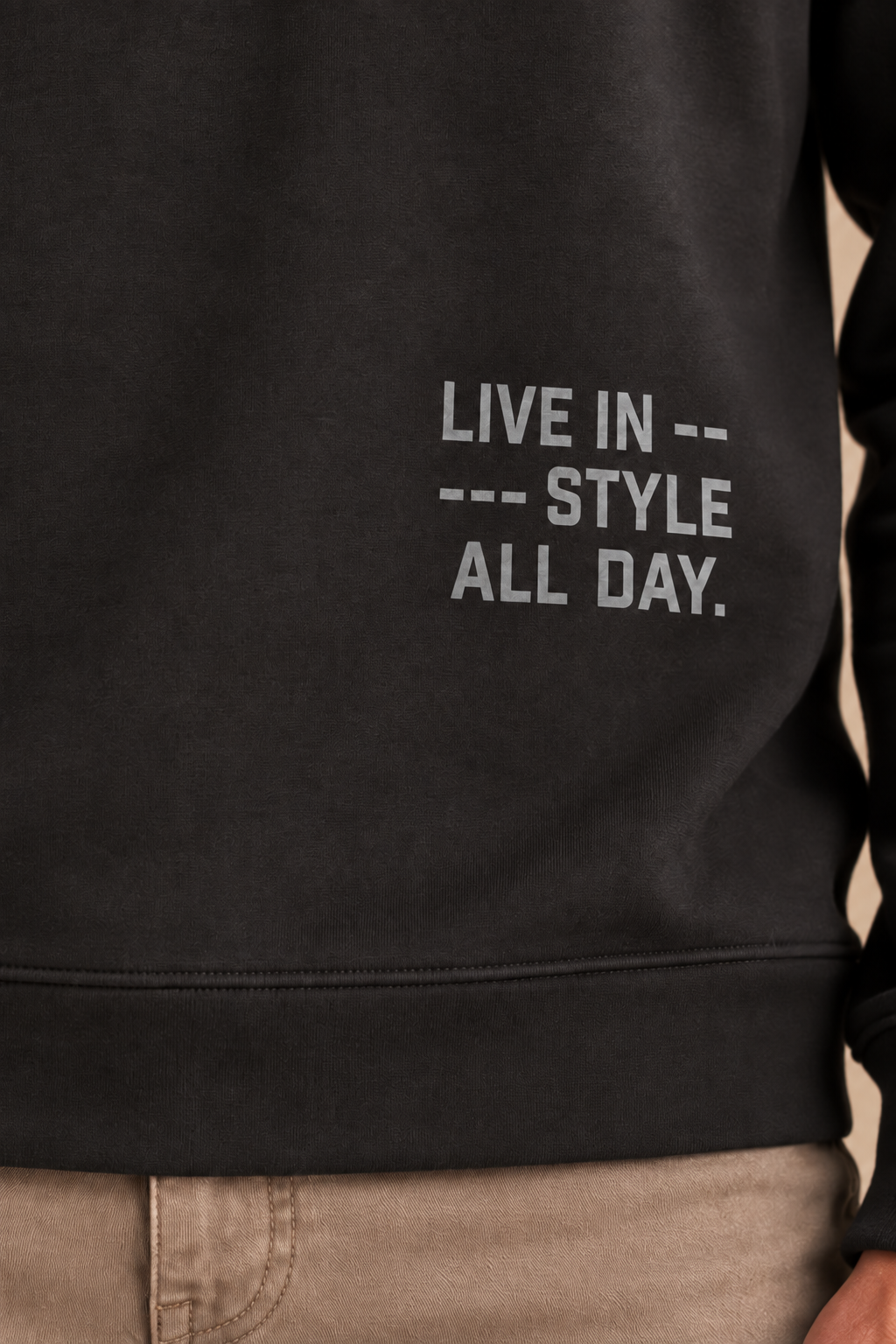 Le hoodie noir à imprimé graphique