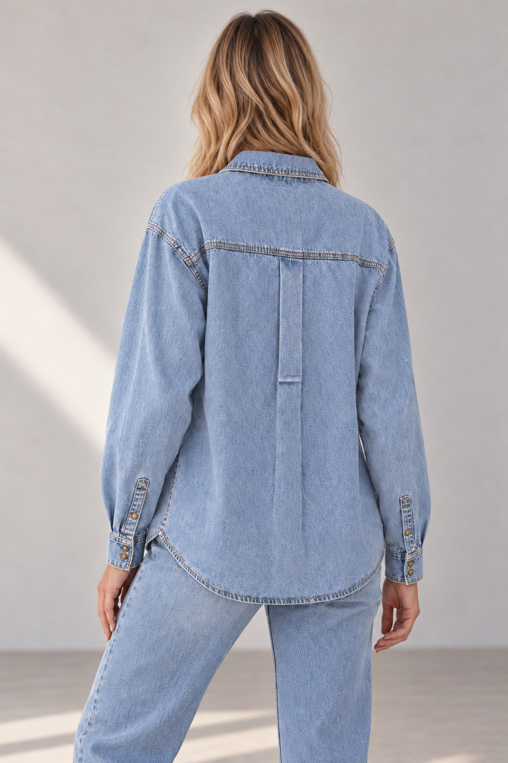 La chemise en denim délavé