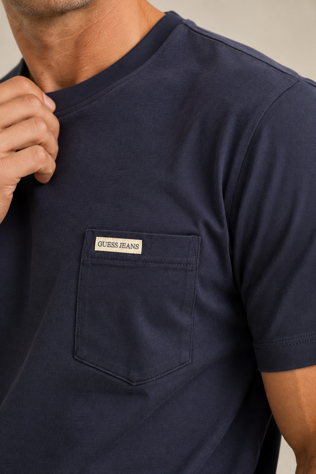 Le t-shirt à poche Guess