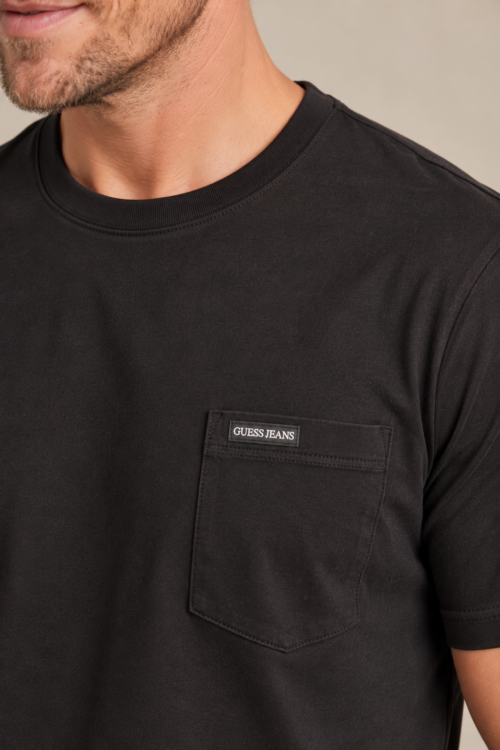 Le t-shirt à poche Guess