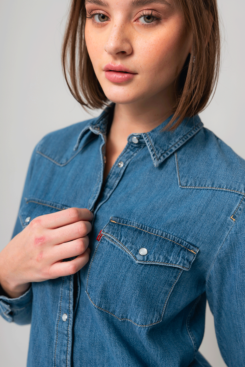 La blouse en jeans coutures contrastes