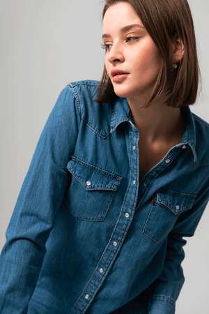 La blouse en jeans coutures contrastes
