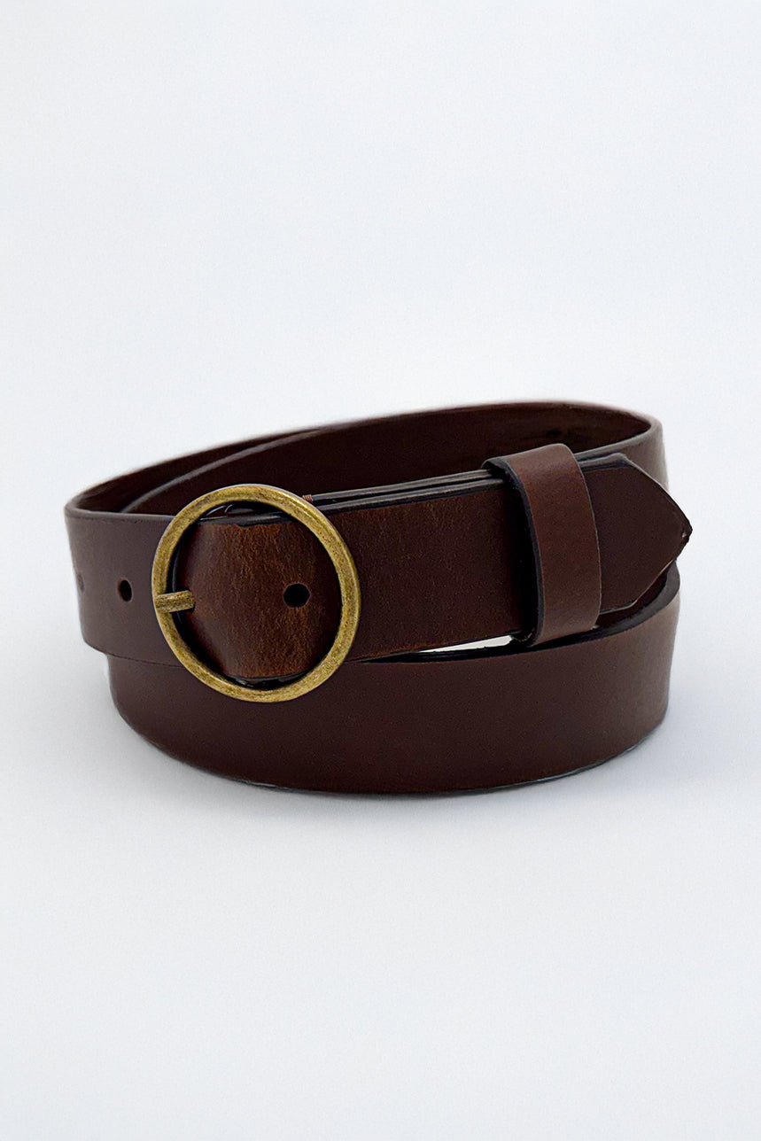 La ceinture en cuir classique avec boucle ronde en laiton brossé