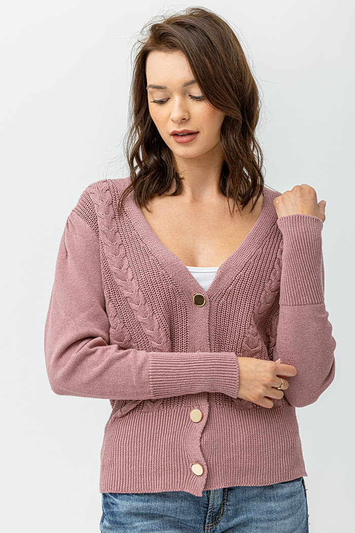 Le cardigan boutonné en tricot texturé