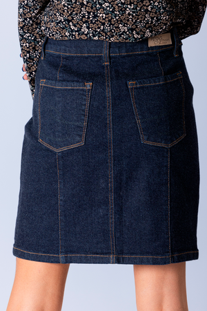 La jupe en jeans foncée avec boutons