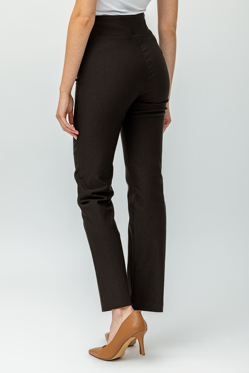 Le pantalon noir habille jambe droite