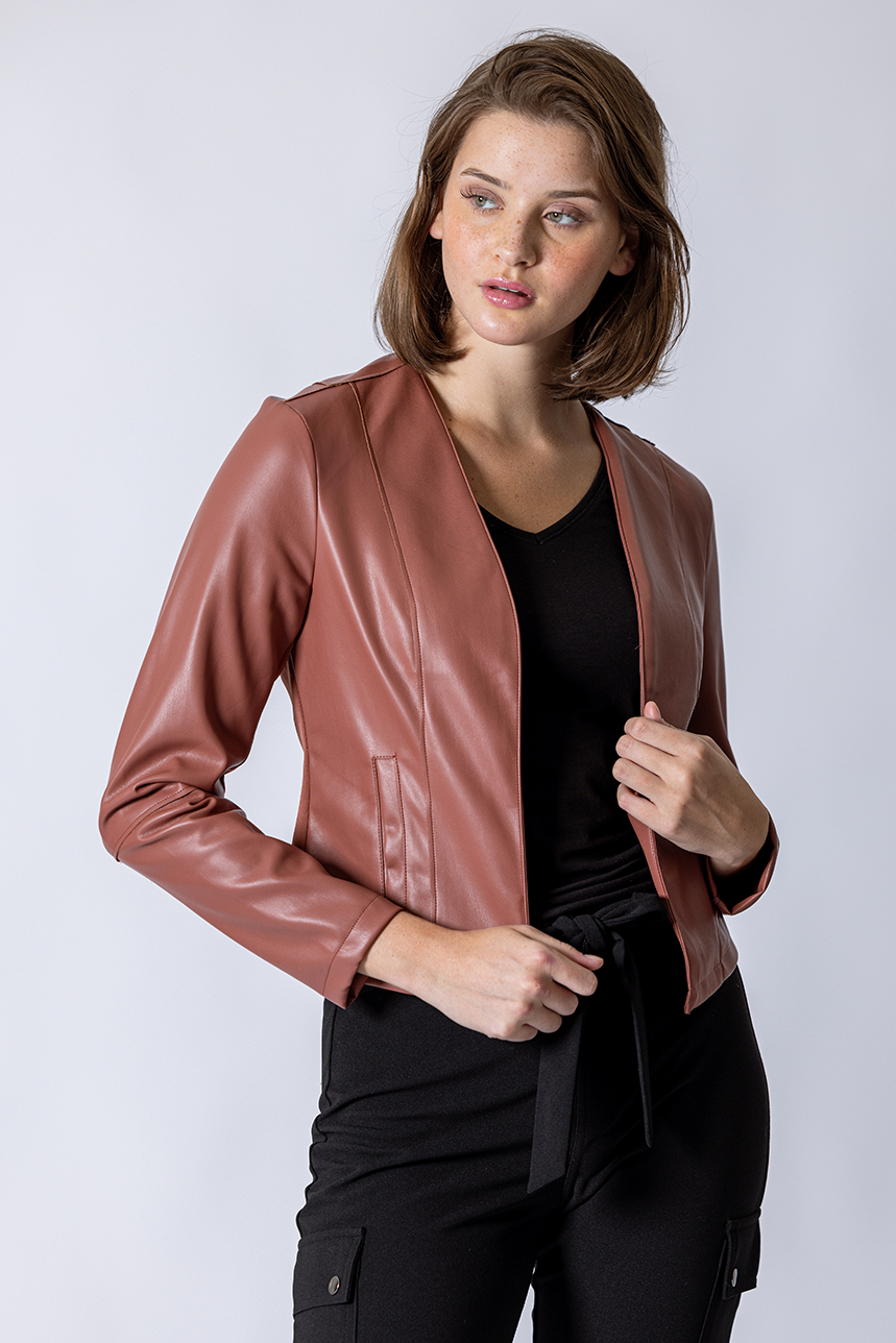 Le blazer court en faux cuir