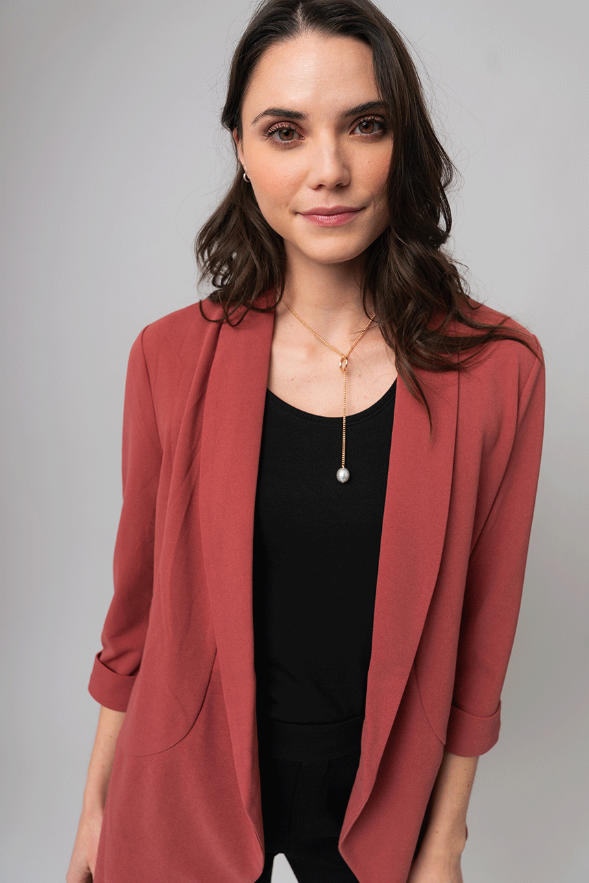 Le blazer uni ouvert à manche ¾