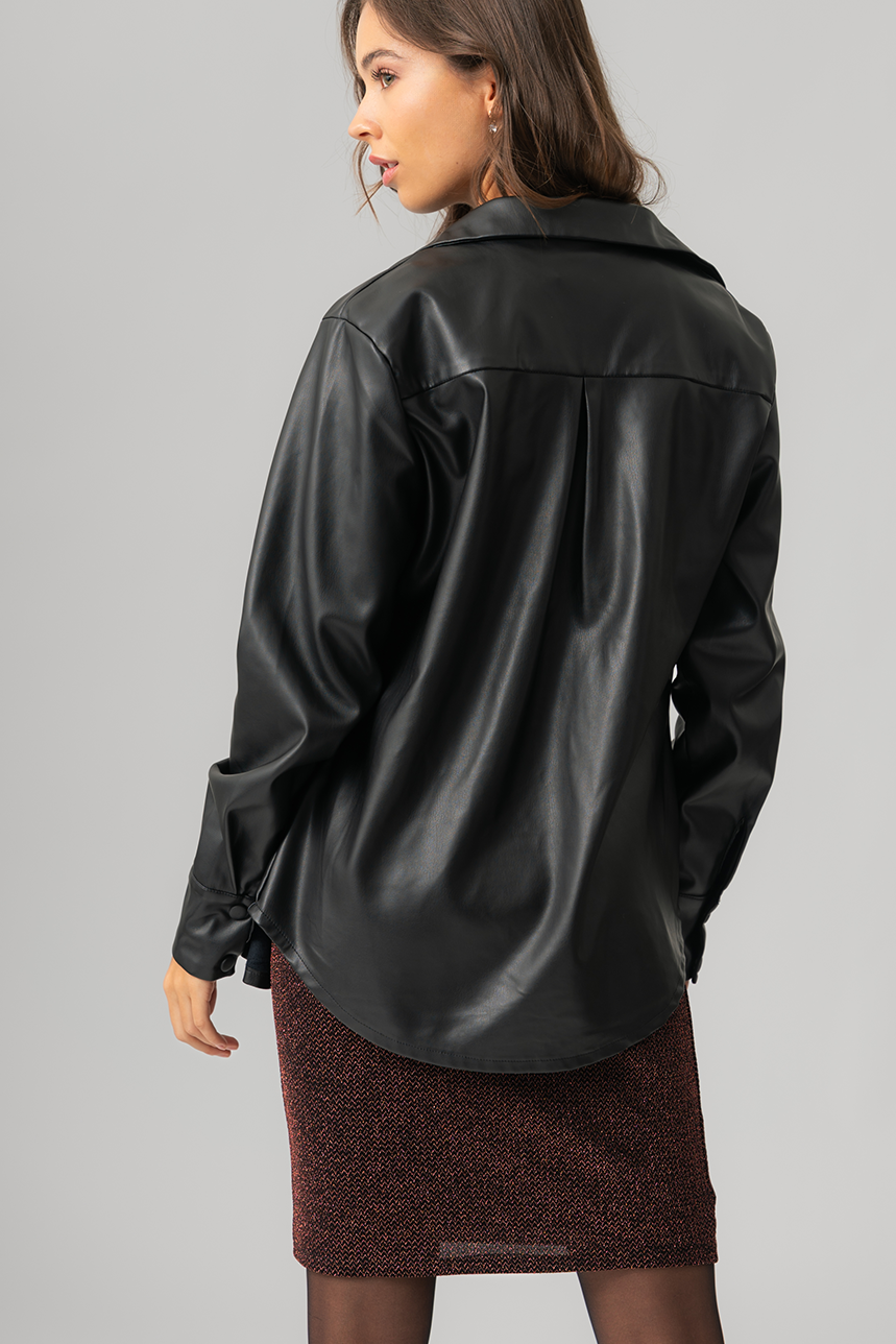 La chemise en cuir vegan