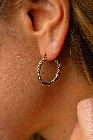 L’ensemble boucles d’oreilles anneaux et perles